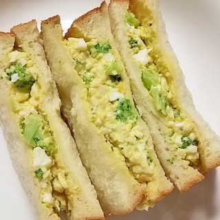卵とブロッコリーのサンドイッチ
